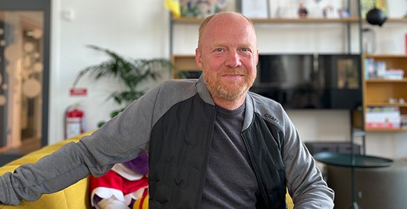 Spelmakaren Jonas sitter i en soffa på Folkspels kontor