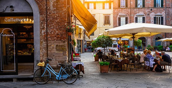 En uteservering på ett torg i Italien