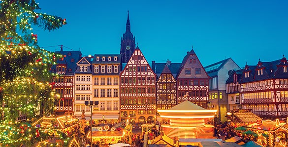 Utsikt över en traditionell tysk julmarknad med försäljningsstånd, karuseller och julgran