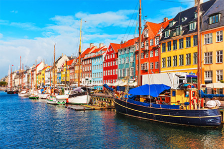 Vy över de färgglada husen vid Nyhavn i Köpenhamn