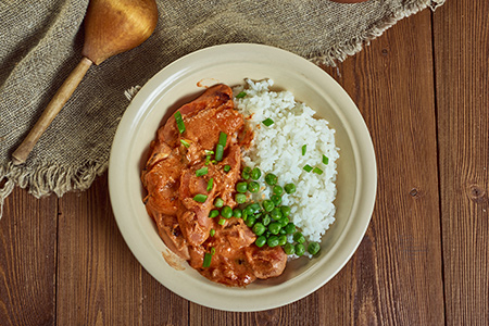 En tallrik med korv stroganoff och ris