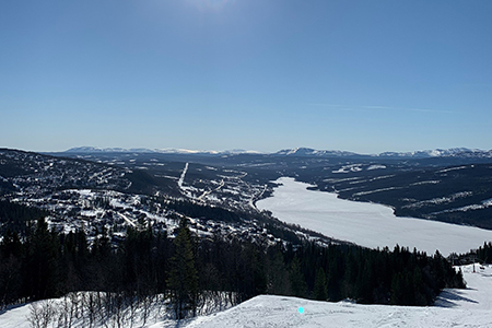 Utsikten från Åreskutan över Åresjön och fjälltoppar