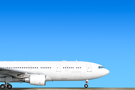 Ett stort flygplan på marken, blå himmel i bakgrunden