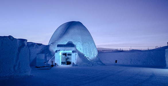 Utsidan av ishotellet i Jukkasjärvi i skymningstid