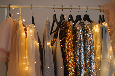 Glittriga klänningar hänger på en klädställning