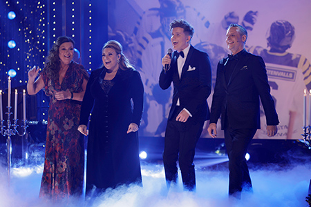 Lotta Engberg, Stefan Odelberg, Sarah Dawn Finer och Daniel Norberg kliver ut på scenen på Bingolottos Nyårskväll