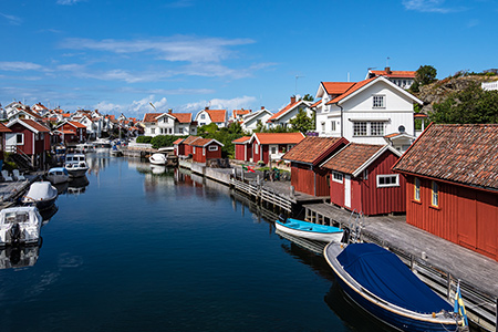 Vy över hamnkanalen i Grundsund