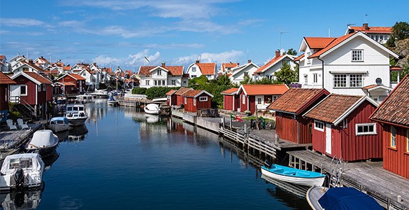 Vy över hamnkanalen i Grundsund