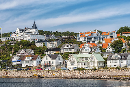 Vy över Mölle, hus som ligger på Kullaberg sluttning