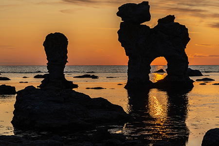 Raukar på Fårö i solnedgång