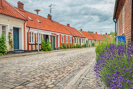 En kullerstensgata med korsvirkeshus i Simrishamn