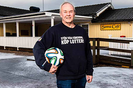 Kjell från VIllastadens IF står framför den nybyggda klubbstugan