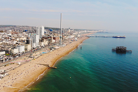 Brightons strand och pir fotograferad från luften