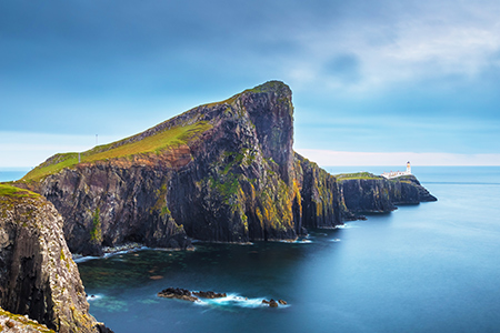 Den skotska ön Isle of Skye med branta stup ner i havet