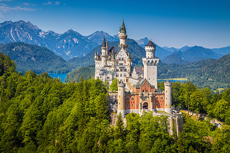 Sagoslottet Neuschwanstein fotograferat på avstånd