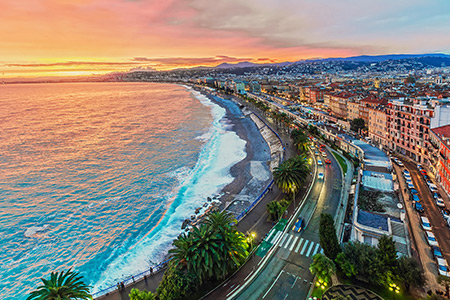 Strandpromenaden i Nice fotograferad i solnedgång