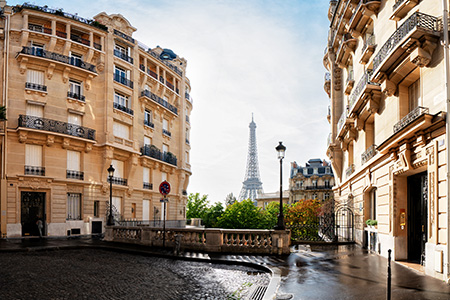 En gata i Paris med Eiffeltornet i bakgrunden