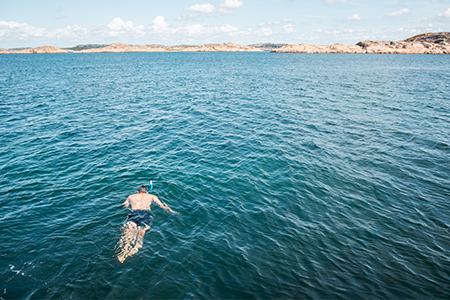 En person snorklar i havet