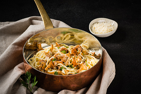 Pasta med kantareller och spaghetti i en stekpanna