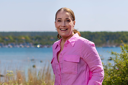 Agneta Sjödin fotograferad utomhus vid havet