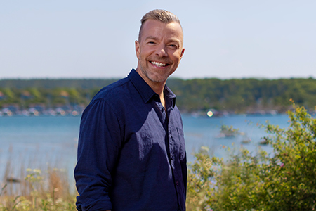 Casper Janebrink fotograferad utomhus vid havet