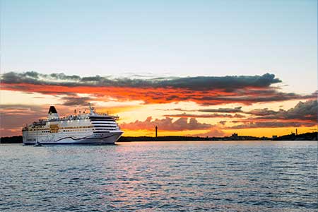 En färja från Viking Line i solnedgång