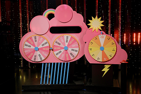 Ett rosa molnformat spel med tre färgglada hjul