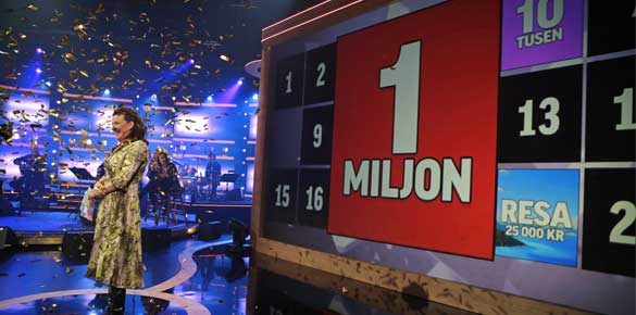 Lotta Engberg tillsammans med spelmomentet Miljondubbletten i programmet BingoLotto